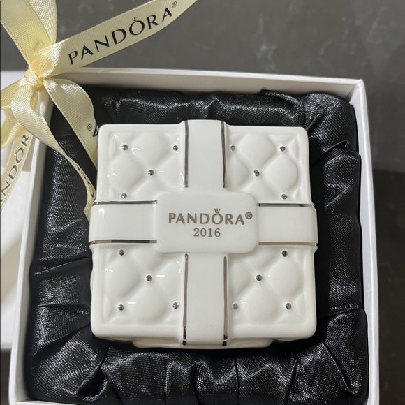 Pandora 2016 Gift Box Ornament with Ribbon
new in box - Picture 6 of 6